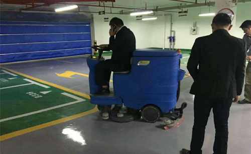 使用全自动洗地机是一种经济又环保的保洁方式噢 全自动洗地机