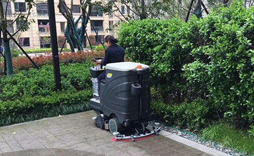 驾驶式洗地机是大型工业保洁设备,不太适合家庭保洁使用 驾驶式洗地机