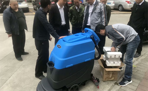 清洁剂和去渍剂直接加入洗地机清水箱就可以了吗? 洗地机