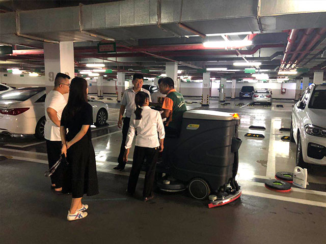 自动洗地机、清洁桶、 清洁剂等清洁设备让地下停车场360°无死角洁净 自动洗地机、清洁桶、 清洁剂等清洁设备让地下停车场360°无死角洁净
