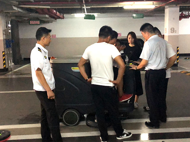 自动洗地机、清洁桶、 清洁剂等清洁设备让地下停车场360°无死角洁净 自动洗地机、清洁桶、 清洁剂等清洁设备让地下停车场360°无死角洁净