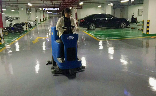 使用全自动洗地机是一种经济又环保的保洁方式噢 全自动洗地机